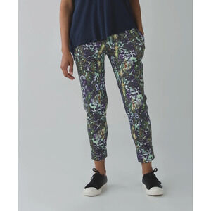 Lululemon Womens Sz 4 Jet Crop *Luxtreme Slim Floral Sport White Multi Pants